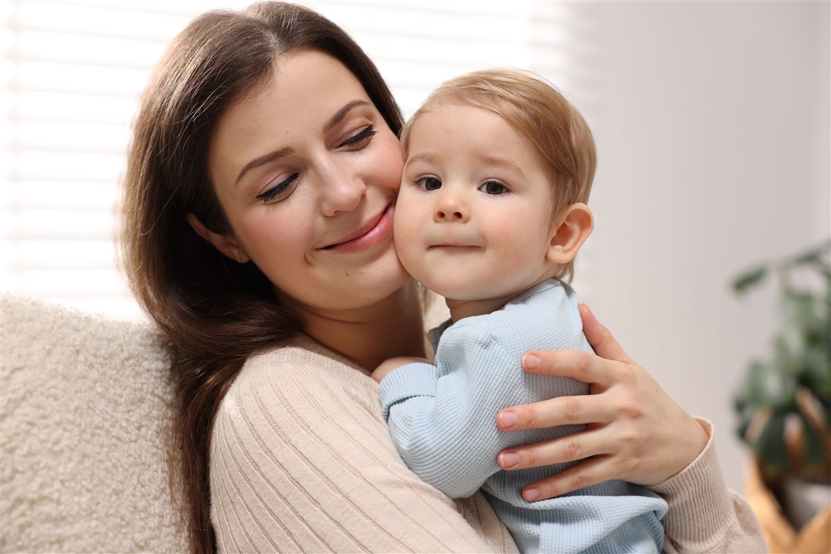 Mãe segurando o bebê no colo
